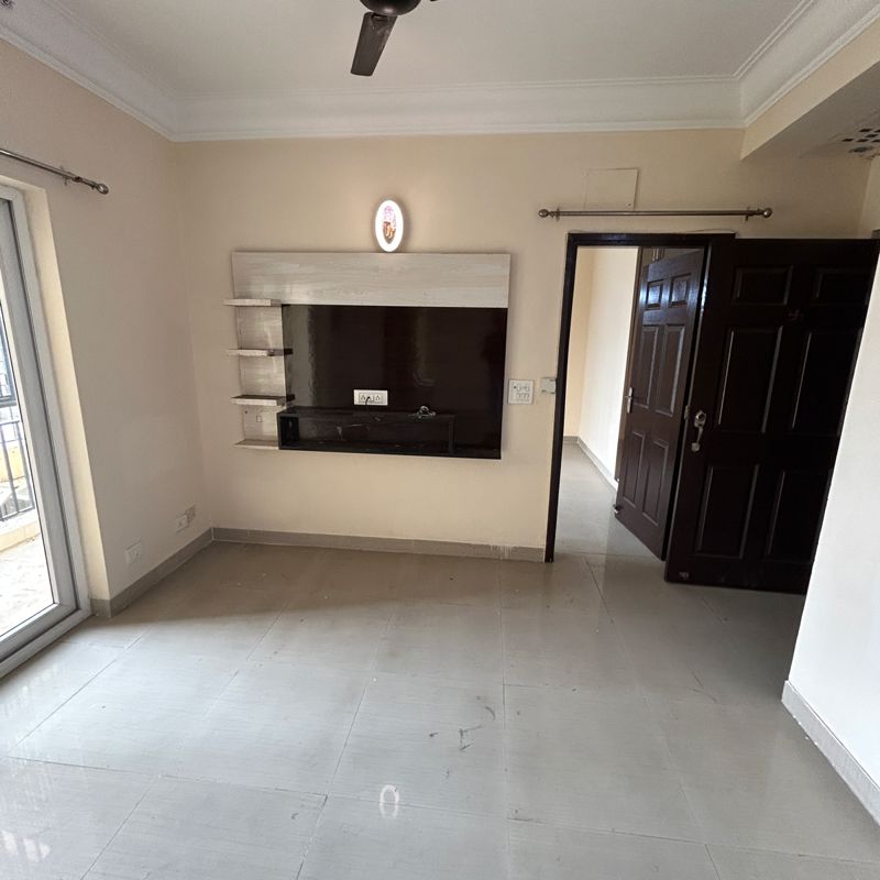 3 BHK Apartment For Rent in Paramount Floraville