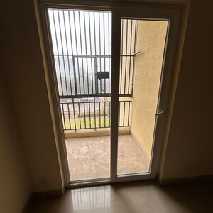 Room in 3 BHK Apartment at Paramount Floraville, Sector 137 – for Rent