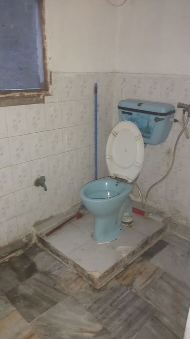 Bathroom, mayur vihar 2.5 Bedroom 550 Sq.Ft. Builder Floor In Mayur Vihar Delhi 9945766
