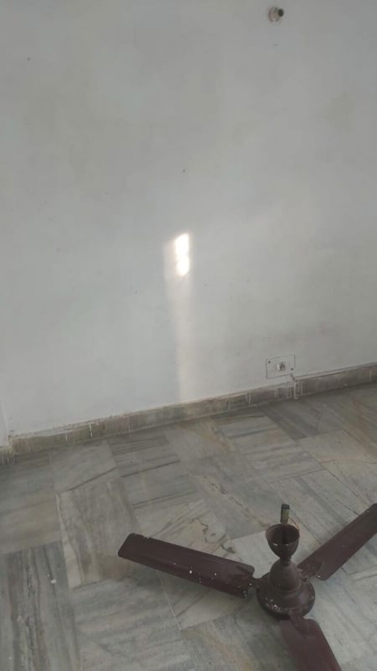 Room, mayur vihar 2.5 Bedroom 550 Sq.Ft. Builder Floor In Mayur Vihar Delhi 9945766
