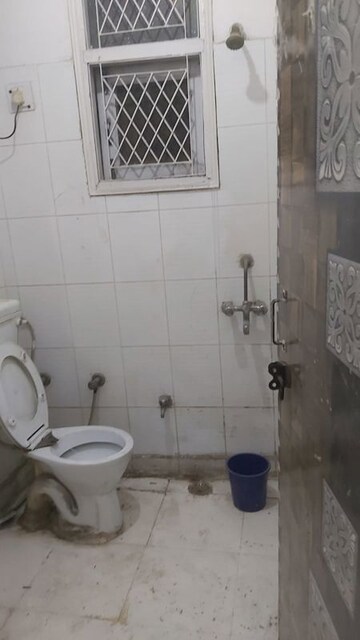 Bathroom in 1.5 BHK Builder Floor at Mayur Vihar – for Rent