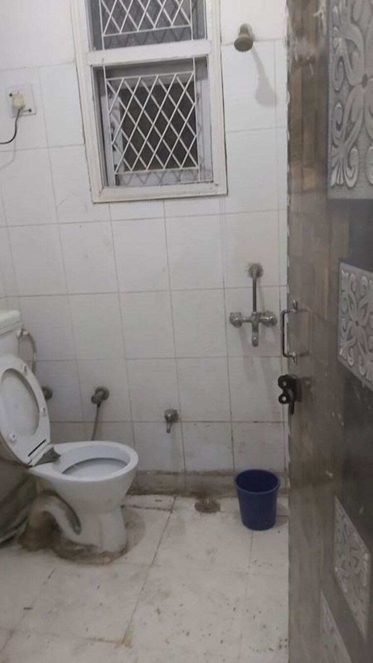 Bathroom, mayur vihar 1.5 Bedroom 650 Sq.Ft. Builder Floor In Mayur Vihar Delhi 9945800