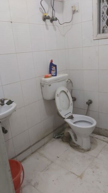 Bathroom in 1.5 BHK Builder Floor at Mayur Vihar – for Rent