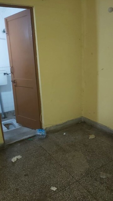 Room in 3.5 BHK Apartment at Mayur Vihar – for Sale