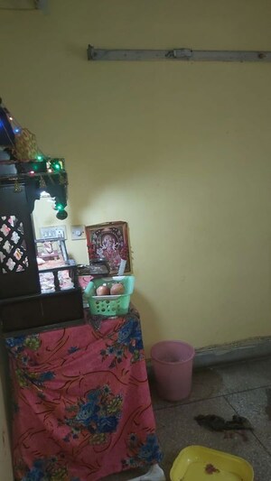 Furnished Amenities in 3.5 BHK Apartment at Mayur Vihar – for Sale