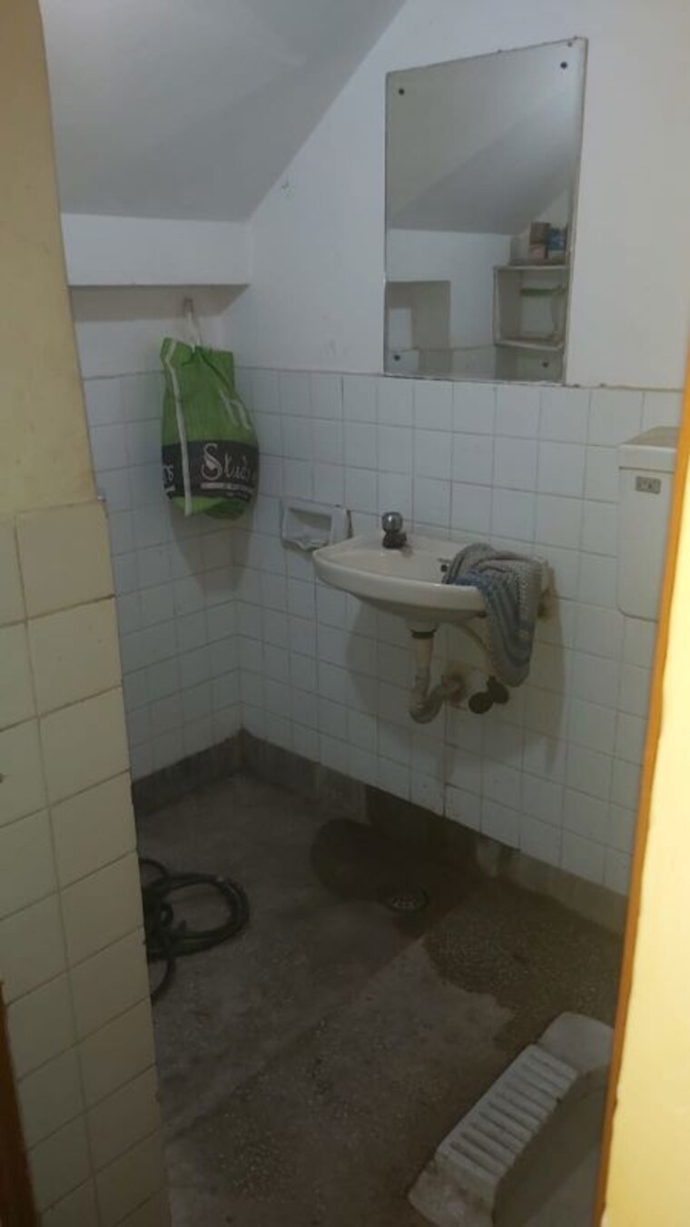 Bathroom, mayur vihar 3.5 Bedroom 1180 Sq.Ft. Apartment In Mayur Vihar Delhi 9945912