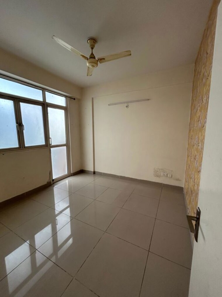 Room, wave-executive-floors 3 Bedroom 900 Sq.Ft. Builder Floor In Wave City Ghaziabad 9945946