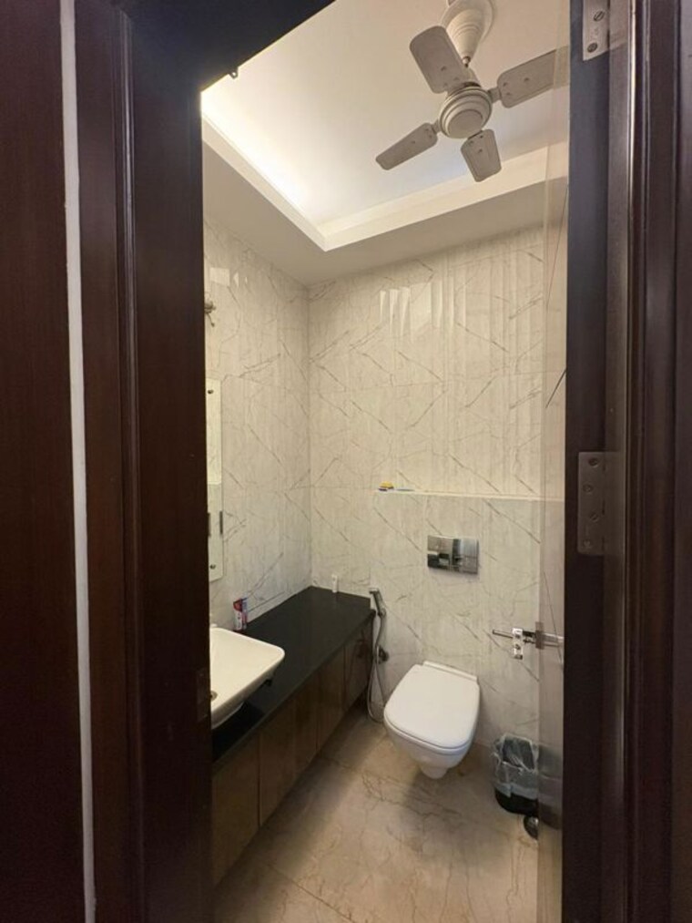 Bathroom, panchsheel enclave 2 Bedroom 125 Sq.Yd. Builder Floor In Panchsheel Enclave Delhi 9946033