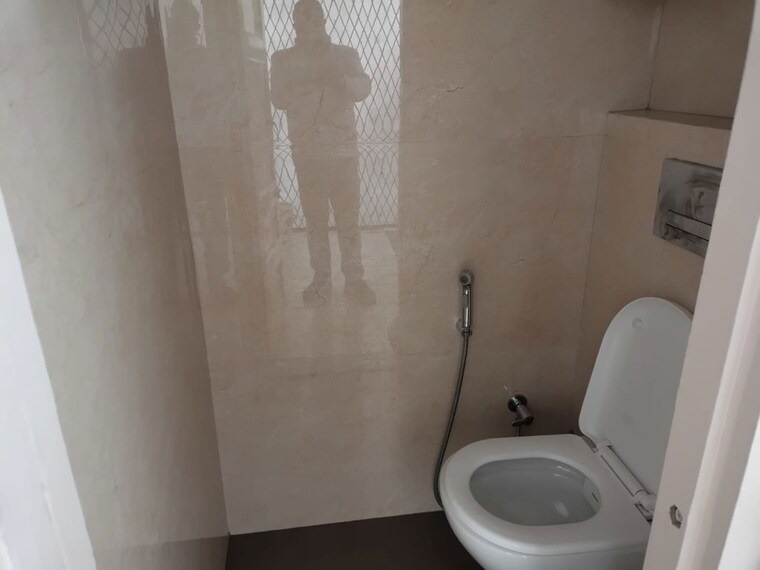 Bathroom, safdarjung development area 2 Bedroom 125 Sq.Yd. Builder Floor In Safdarjung Development Area Delhi 9946106