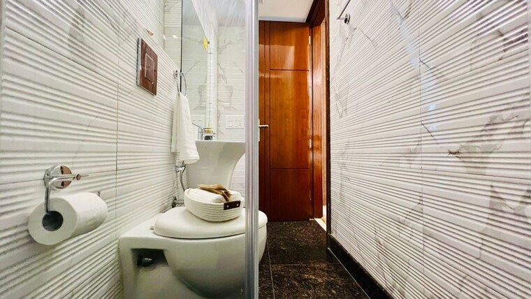 Bathroom, green park 4 Bedroom 311 Sq.Yd. Builder Floor In Green Park Delhi 9946110