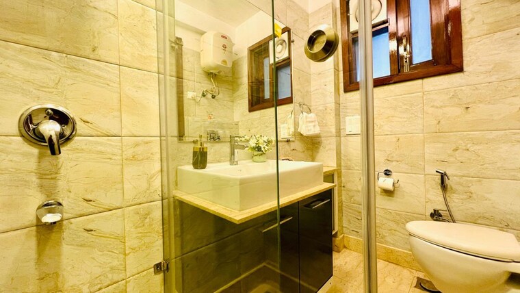 Bathroom, green park 4 Bedroom 311 Sq.Yd. Builder Floor In Green Park Delhi 9946110