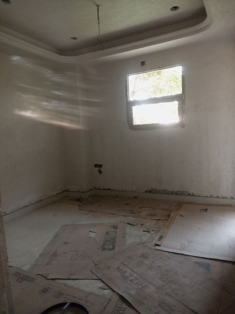 Room, sector 73 3 Bedroom 1250 Sq.Ft. Builder Floor In Sector 73 Noida 9946121