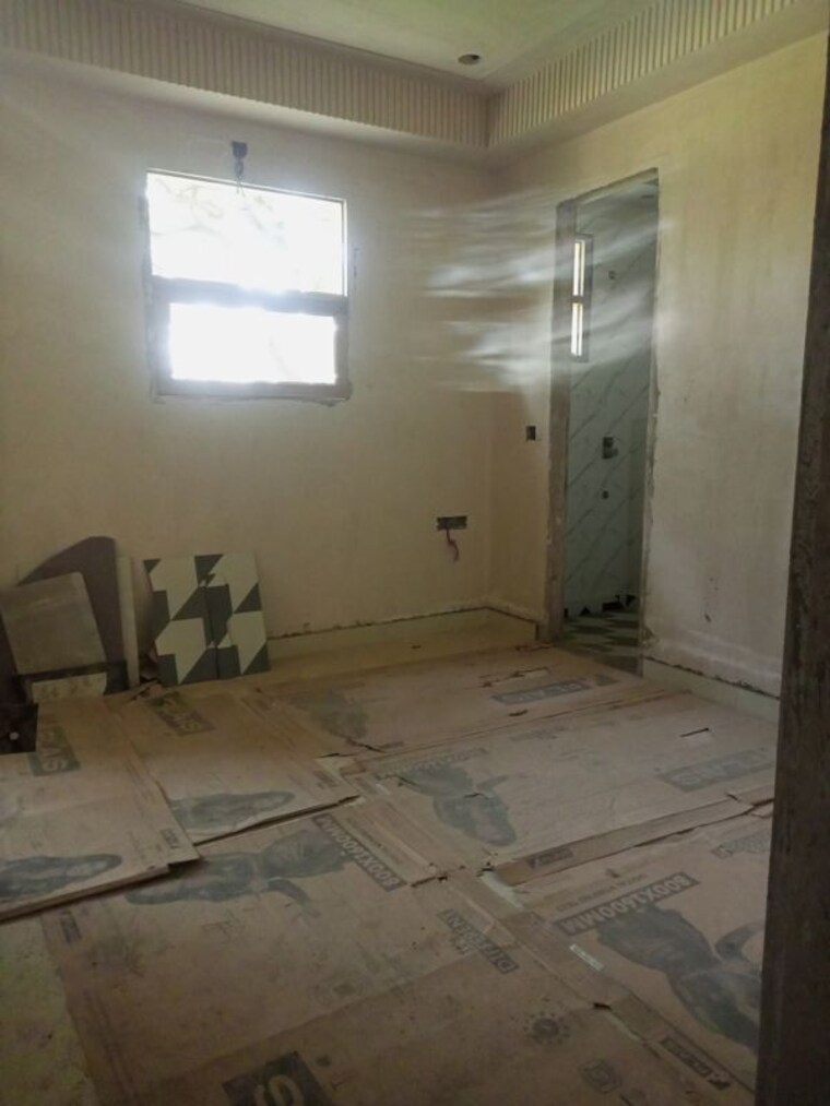 Room, sector 73 3 Bedroom 1250 Sq.Ft. Builder Floor In Sector 73 Noida 9946121