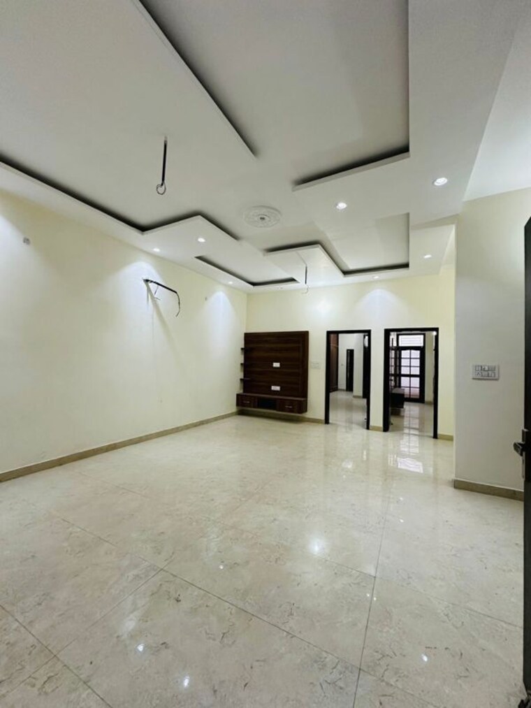 Room, patiala road 6 Bedroom 230 Sq.Yd. Independent House In Patiala Road Zirakpur 9946182