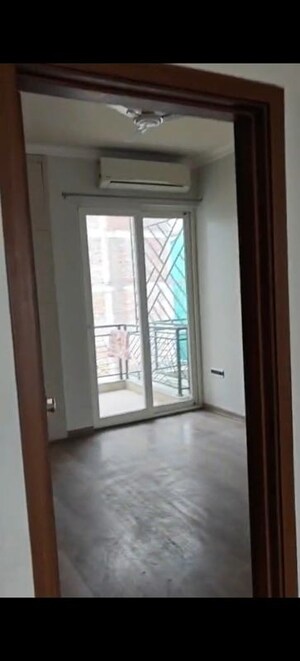 Room in 2.5 BHK Builder Floor at Central Park Flower Valley, Sohna Sector 33 – for Rent