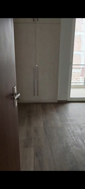 Room in 2.5 BHK Builder Floor at Central Park Flower Valley, Sohna Sector 33 – for Rent