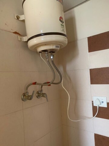 Bathroom in 4 BHK Apartment at Eldeco Elegance, Gomti Nagar – for Rent