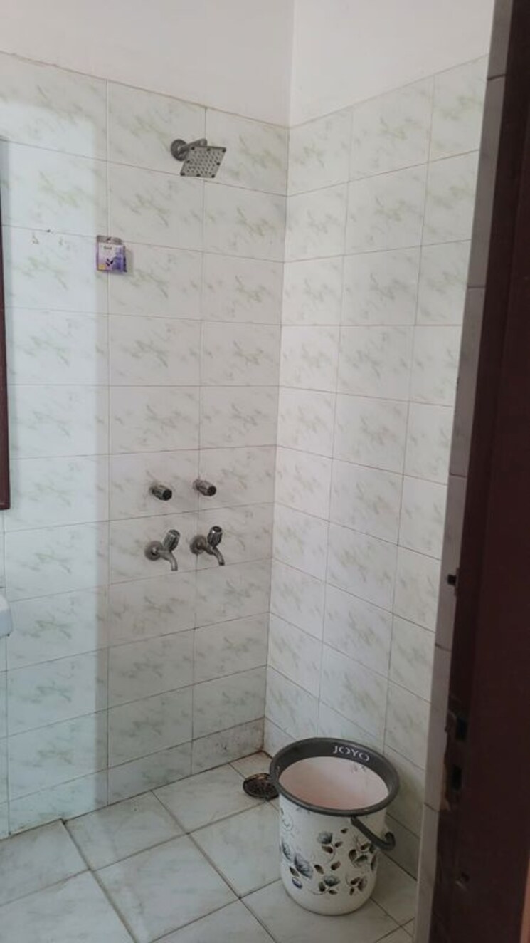Bathroom, palam vihar 2 Bedroom 1100 Sq.Ft. Builder Floor In Palam Vihar Gurgaon 9946524