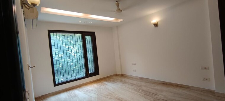 Room, defence colony 4 Bedroom 2700 Sq.Ft. Builder Floor In Defence Colony Delhi 9946535