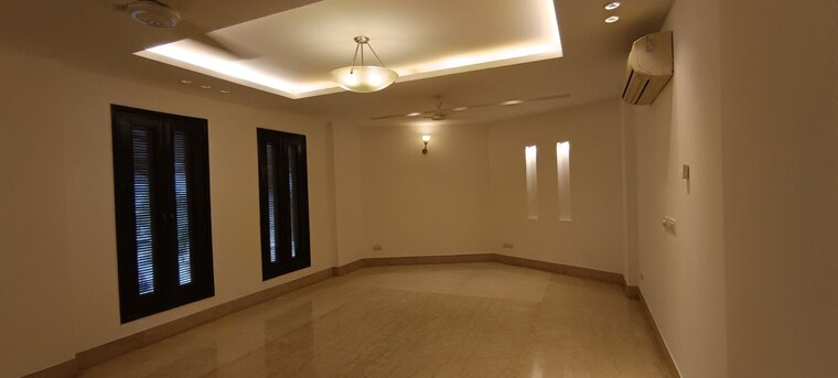 Room, defence colony 4 Bedroom 2700 Sq.Ft. Builder Floor In Defence Colony Delhi 9946535