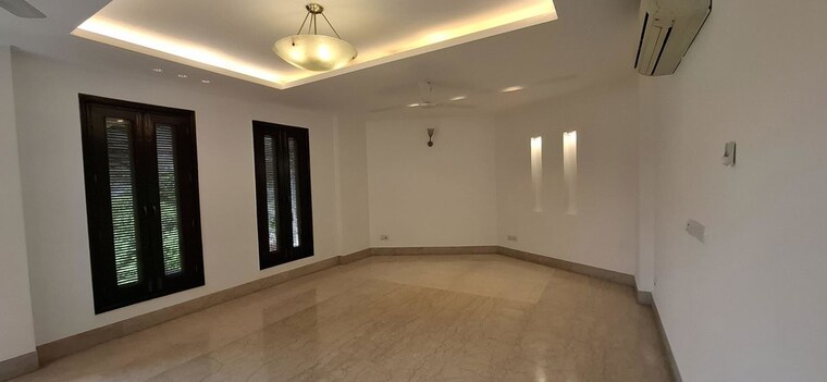 Room, defence colony 4 Bedroom 2700 Sq.Ft. Builder Floor In Defence Colony Delhi 9946535