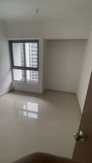 Room in 2 BHK Apartment at Kalpataru Immensa, Kolshet Road – for Rent