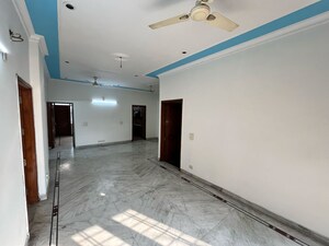 Room in 2.5 BHK Builder Floor at Ansal Sushant Lok I, Sector 43 – for Rent