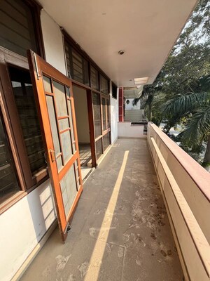 Balcony in 2.5 BHK Builder Floor at Ansal Sushant Lok I, Sector 43 – for Rent