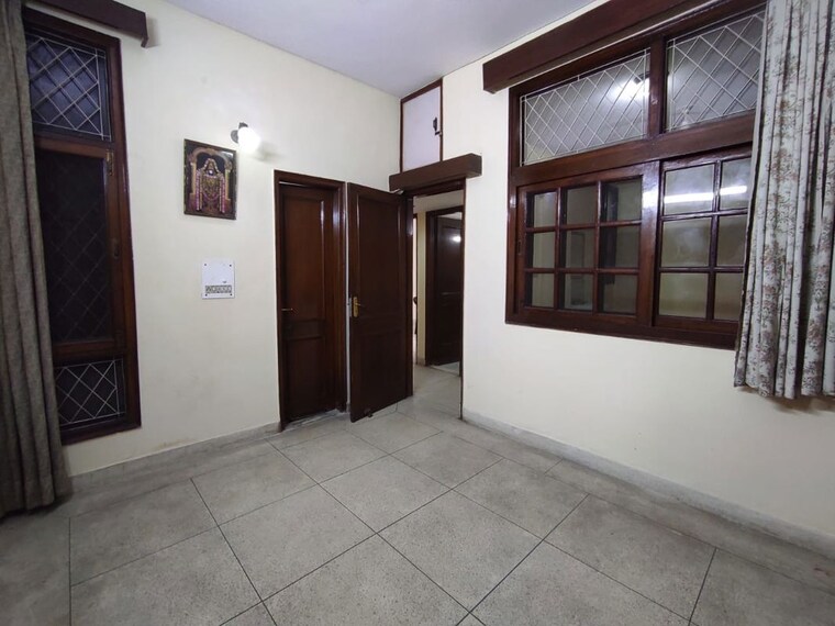 Room, shivalik colony 3 Bedroom 1650 Sq.Ft. Builder Floor In Shivalik Colony Delhi 9946646