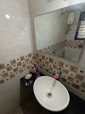 Team Area in 2 BHK Apartment at Ankur Building, Malad West – for Rent