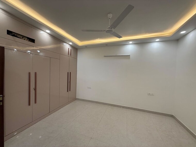 Room, kalkaji 3 Bedroom 300 Sq.Yd. Builder Floor In Kalkaji Delhi 9946741