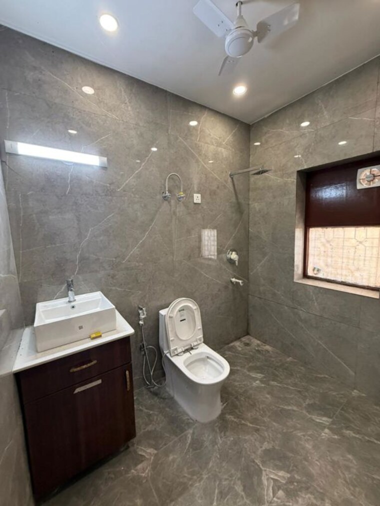 Bathroom, kalkaji 3 Bedroom 300 Sq.Yd. Builder Floor In Kalkaji Delhi 9946741