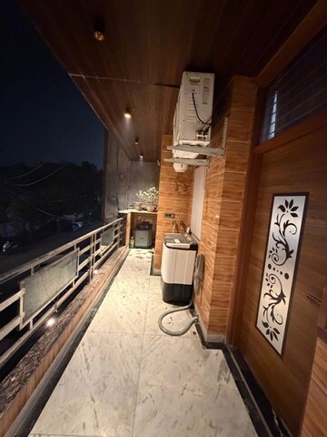 Parking in 3 BHK Builder Floor at Vasundhara Sector 13 – for Rent