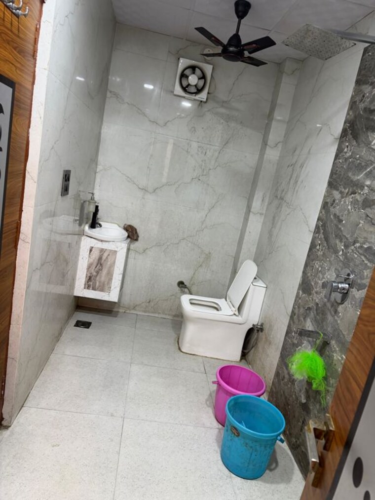 Bathroom, vasundhara sector 13 3 Bedroom 220 Sq.Yd. Builder Floor In Vasundhara Sector 13 Ghaziabad 9946820