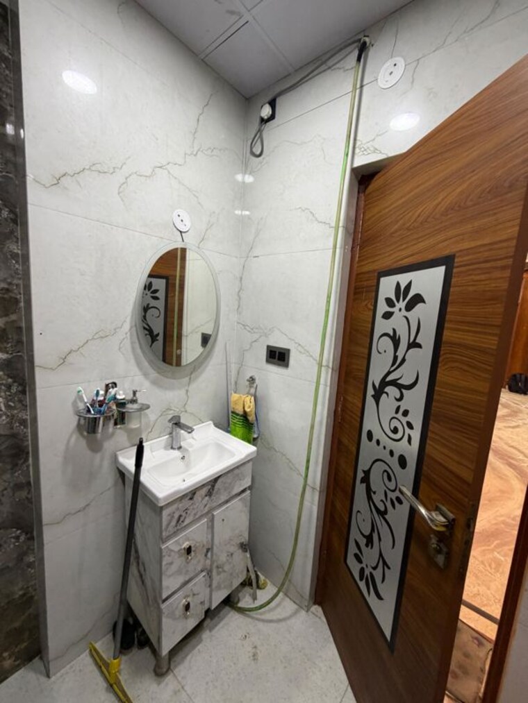 Bathroom, vasundhara sector 13 3 Bedroom 220 Sq.Yd. Builder Floor In Vasundhara Sector 13 Ghaziabad 9946820