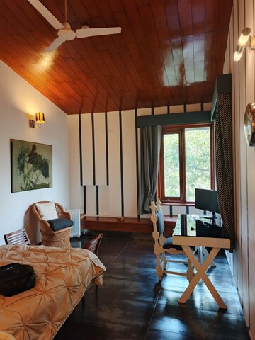 Team Area in 6+ BHK Builder Floor at Friends Colony – for Rent