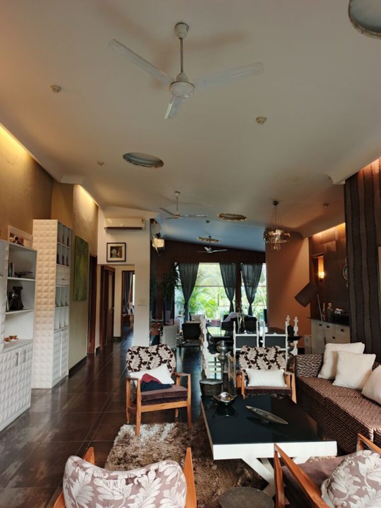 Living Room, friends colony 6+ Bedroom 5500 Sq.Ft. Builder Floor In Friends Colony Delhi 9946893