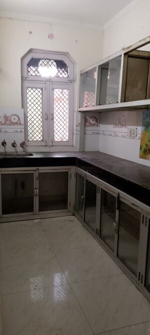 Kitchen in 1.5 BHK Builder Floor at SRS Tower, Sector 31 – for Rent