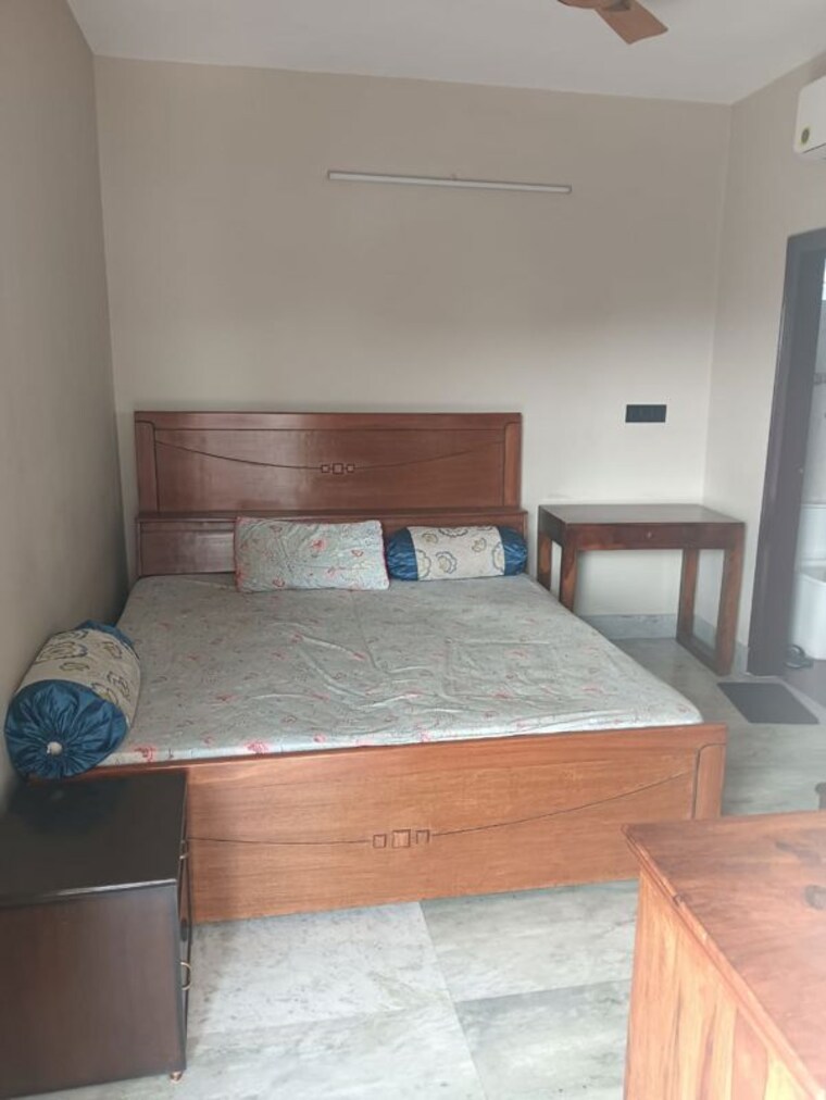 Bedroom, chittaranjan park 1.5 Bedroom 1200 Sq.Ft. Builder Floor In Chittaranjan Park Delhi 9895270