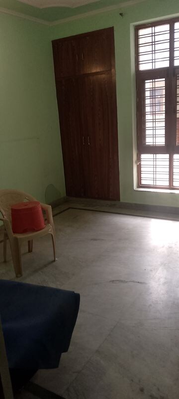 Room in 1.5 BHK Builder Floor at Arun Yamuna Enclave, Sector 30 – for Rent