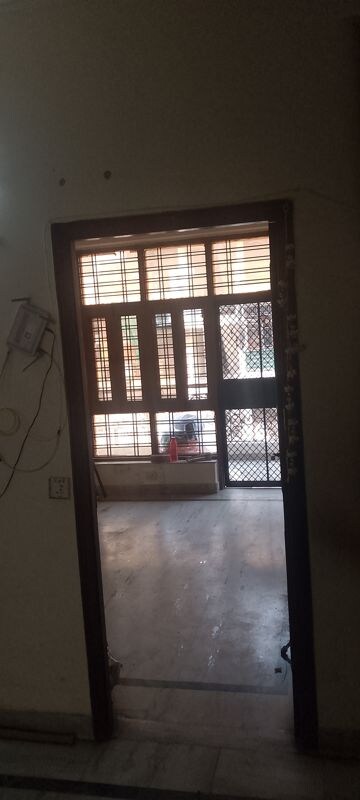 Room in 1.5 BHK Builder Floor at Arun Yamuna Enclave, Sector 30 – for Rent