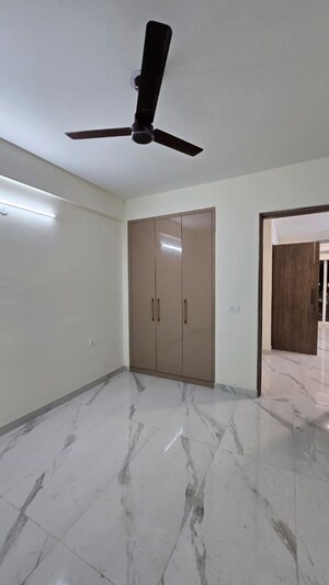 Room in 2.5 BHK Apartment at Smart World Gems, Sector 89 – for Rent