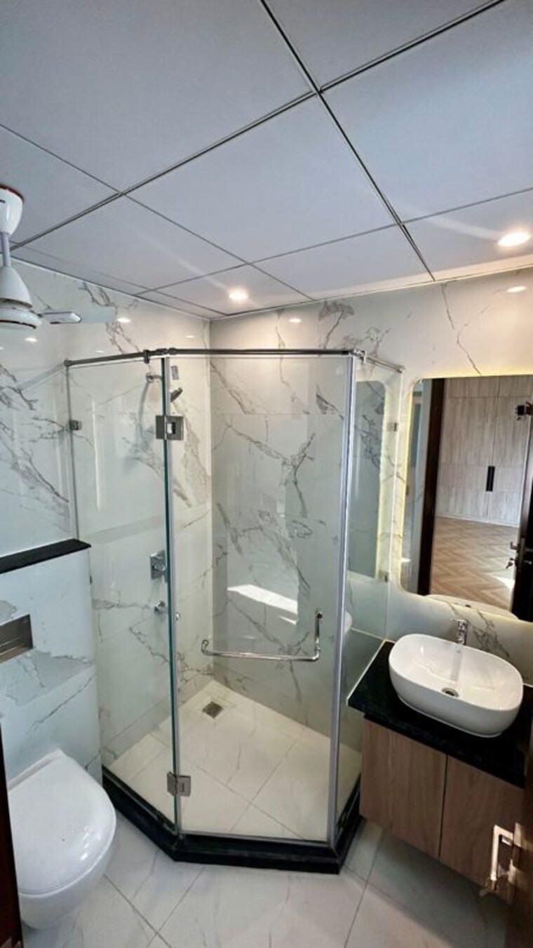 Master Bedroom, raj-one-good-earth 3 Bedroom 1850 Sq.Ft. Apartment In Sector 71 Gurgaon 9947197