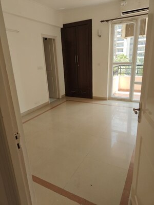 Room in 3.5 BHK Apartment at Orchid Petals, Sector 49 – for Rent