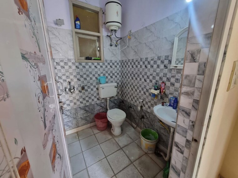 Bathroom, acharya niketan 2 Bedroom 700 Sq.Ft. Builder Floor In Acharya Niketan Delhi 9947433