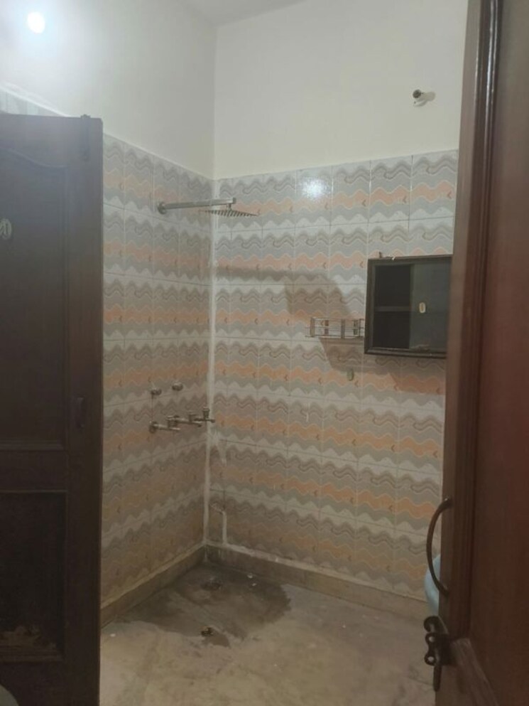 Bathroom, sector 23a 2 Bedroom 1200 Sq.Ft. Builder Floor In Sector 23a Gurgaon 9947795