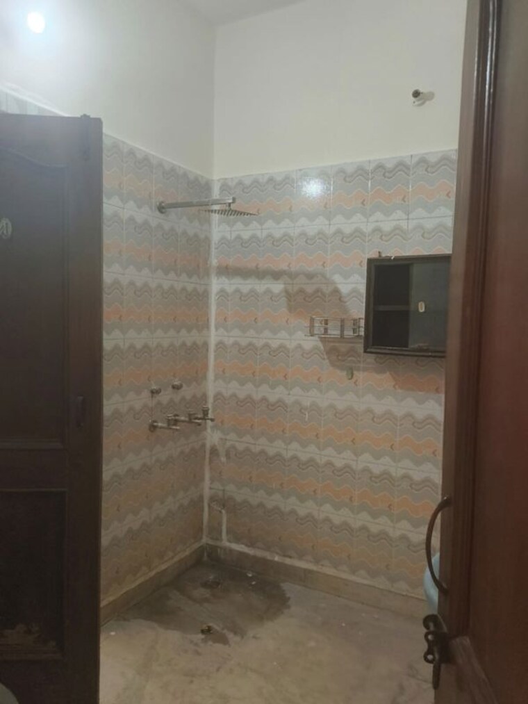 Bathroom, sector 23a 2 Bedroom 1200 Sq.Ft. Builder Floor In Sector 23a Gurgaon 9947795