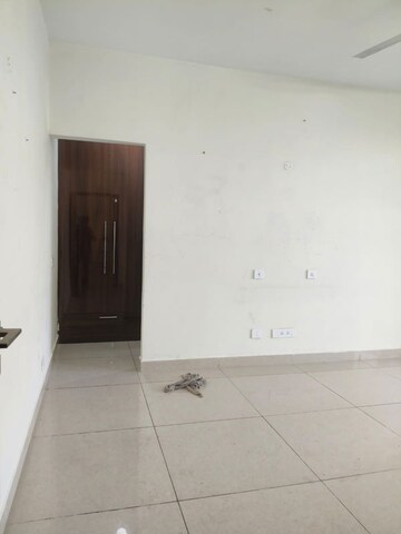 Room in 3.5 BHK Apartment at International Airport Road – for Rent