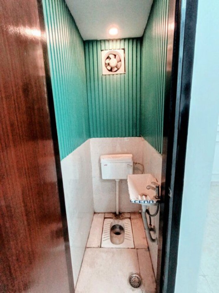 Bathroom, mahavir enclave 1 4 Bedroom 115 Sq.Yd. Apartment In Mahavir Enclave 1 Delhi 9923613