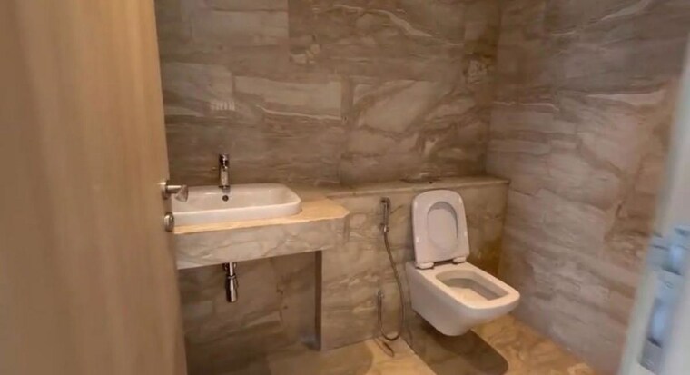 Bathroom, rustomjee-crown 4 Bedroom 2170 Sq.Ft. Apartment In Prabhadevi Mumbai 9947902